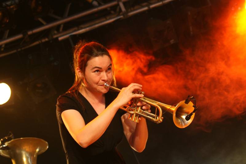 Une trompettiste dans la fumée de scène - photo Philippe Meignan (Musicalement)