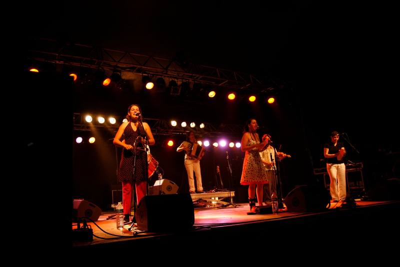 Chanteuses et musiciens sur scène le vendredi soir - photo AMAC / Les Mouillotins