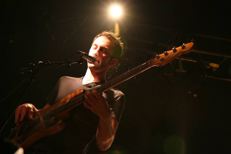 Un bassiste chanteur au micro - photo Philippe Meignan (Musicalement)