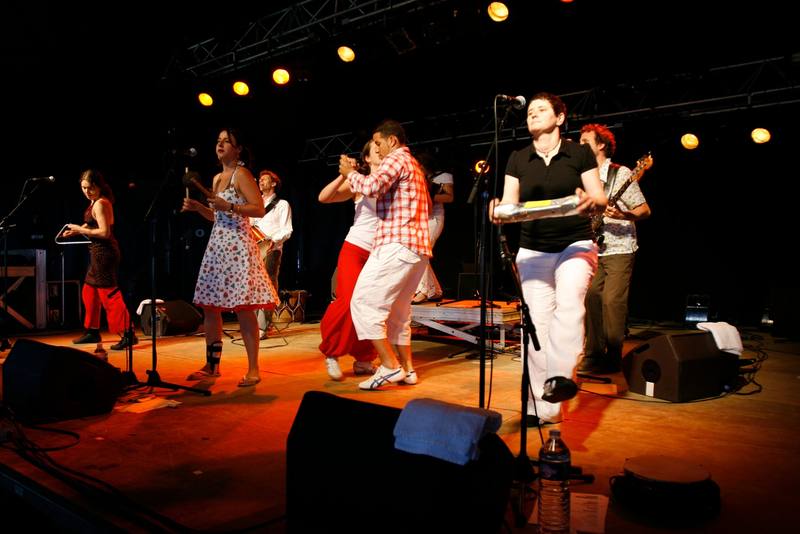 Chanteuses et danseurs sur la grande scène le vendredi 13 juin - photo AMAC / Les Mouillotins