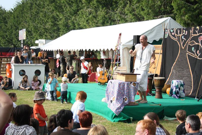 Un spectacle de rue devant les familles, en plein jour - photo AMAC / Les Mouillotins