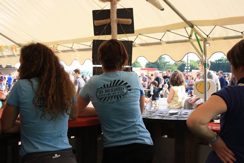 Les bénévoles au bar face aux festivaliers - photo AMAC / Les Mouillotins