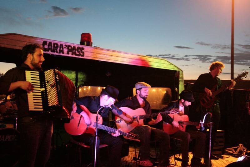 Concert acoustique sur la scène Cara'Pass à la tombée du jour - photo AMAC / Les Mouillotins