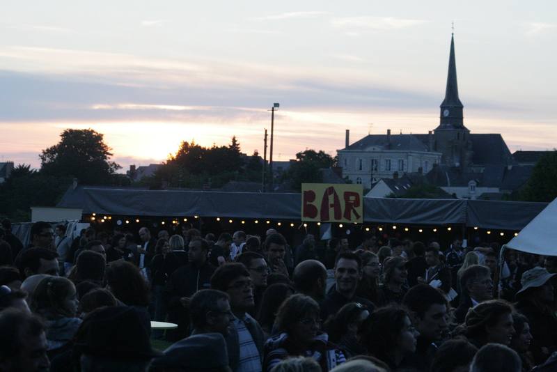 Le public au crépuscule, le clocher de Cuillé en arrière-plan - photo AMAC / Les Mouillotins