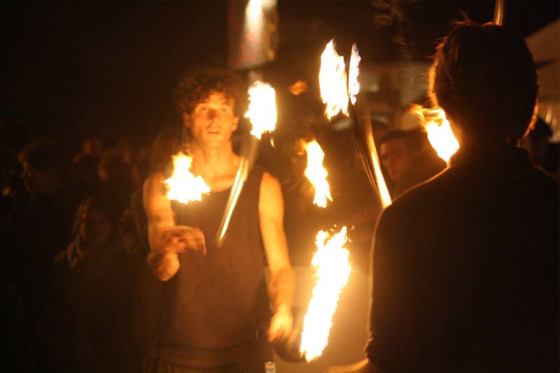 Jongleurs de feu au milieu du public la nuit - photo AMAC / Les Mouillotins