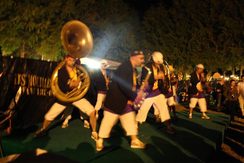 Une fanfare déambule de nuit sur le site - photo AMAC / Les Mouillotins