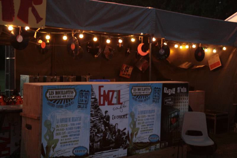 Un stand décoré de guirlandes lumineuses à la nuit tombée - photo AMAC / Les Mouillotins