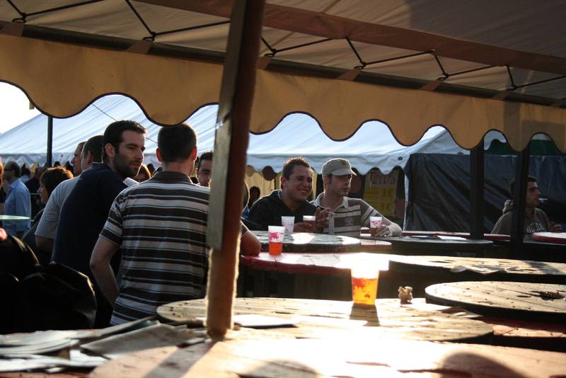 Des festivaliers attablés sous le chapiteau de la buvette - photo AMAC / Les Mouillotins