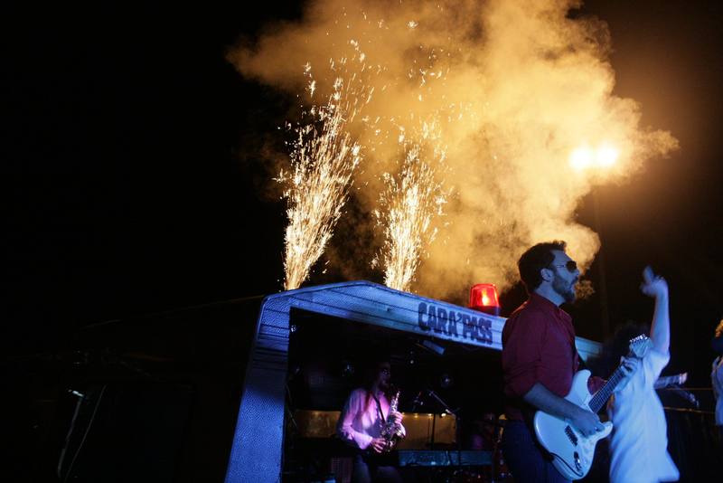 Des gerbes d'étincelles sur la scène Cara'Pass pendant un concert de nuit - photo AMAC / Les Mouillotins