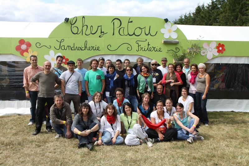 Photo de groupe des bénévoles devant le stand « Chez Patou » - photo AMAC / Les Mouillotins