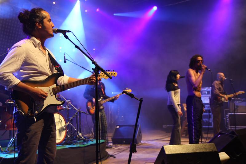Un groupe sous des lumières bleues et violettes - photo AMAC / Les Mouillotins