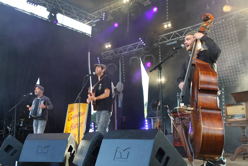 Accordéon, guitare et contrebasse sur la grande scène - photo AMAC / Les Mouillotins