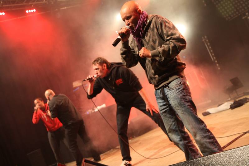 Deux rappeurs sur scène dans la fumée et les lumières rouges - photo AMAC / Les Mouillotins