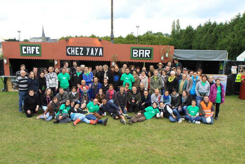 Les bénévoles réunis pour la photo de groupe devant le bar Chez Yaya - photo AMAC / Les Mouillotins