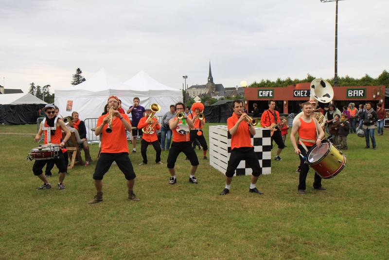Une fanfare joue sur la pelouse du site en fin d'après-midi - photo AMAC / Les Mouillotins