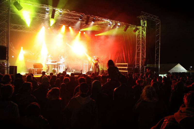 Le public devant KKC Orchestra en pleine nuit - photo AMAC / Les Mouillotins
