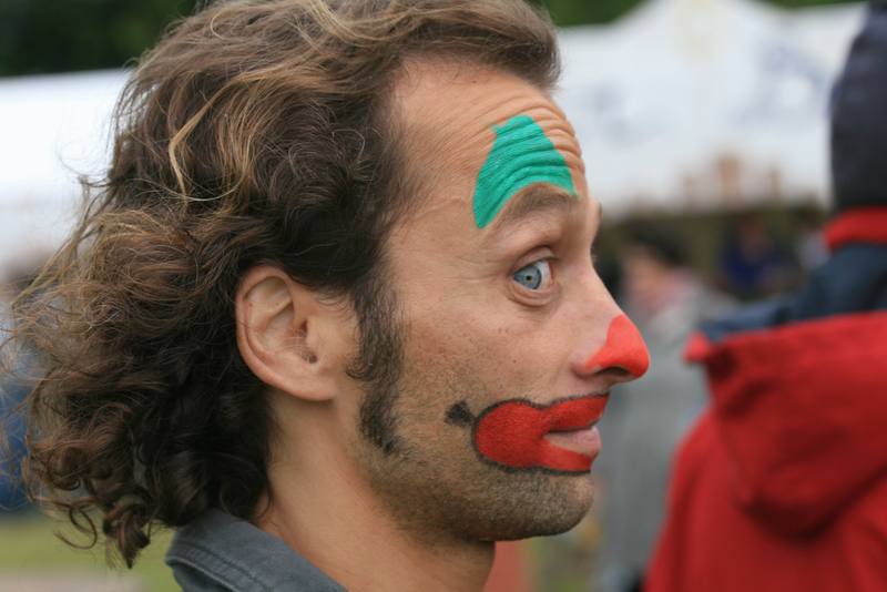 Un clown maquillé au milieu des festivaliers - photo AMAC / Les Mouillotins