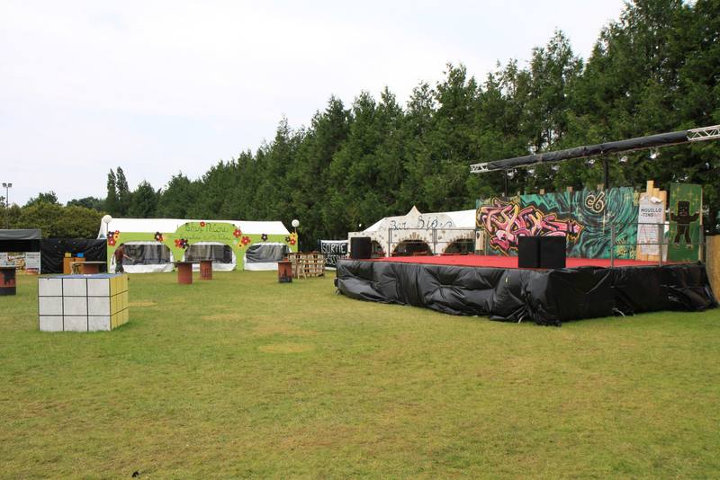Le site du festival l'après-midi, entre chapiteaux et scène - photo AMAC / Les Mouillotins