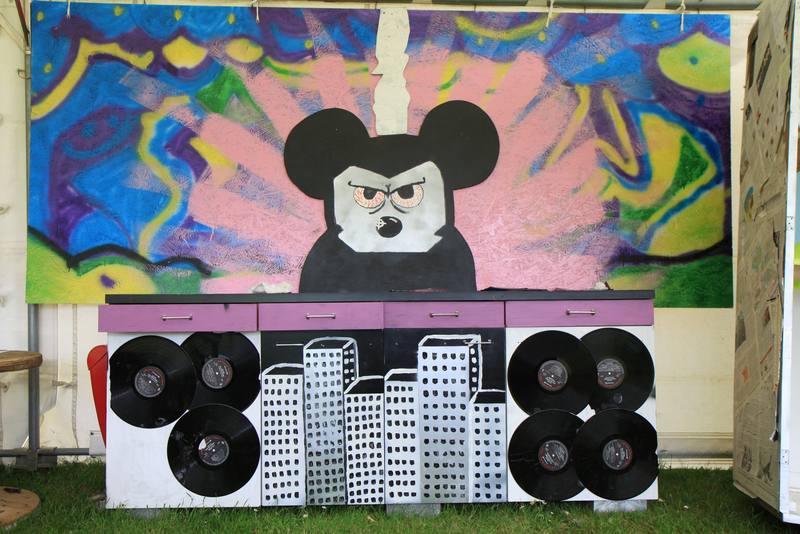 Un décor peint à la main installé sur le site - photo AMAC / Les Mouillotins
