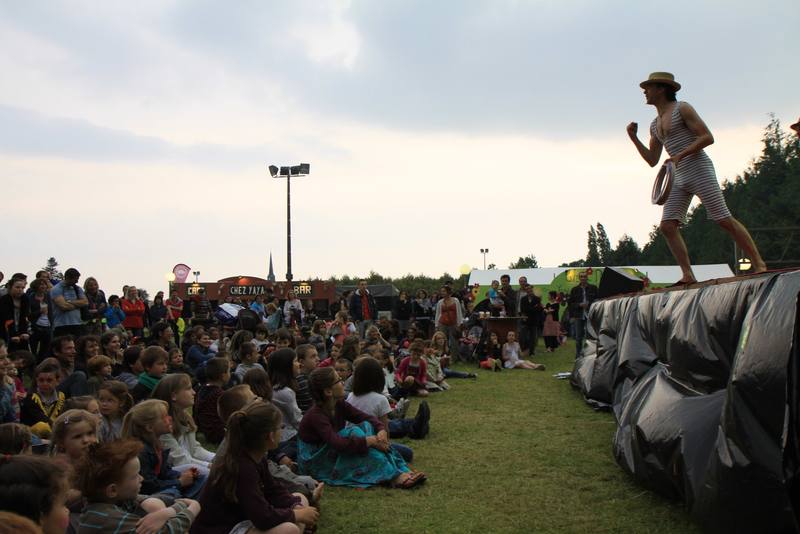 Les Forsini en spectacle de rue devant le public assis dans l'herbe - photo AMAC / Les Mouillotins