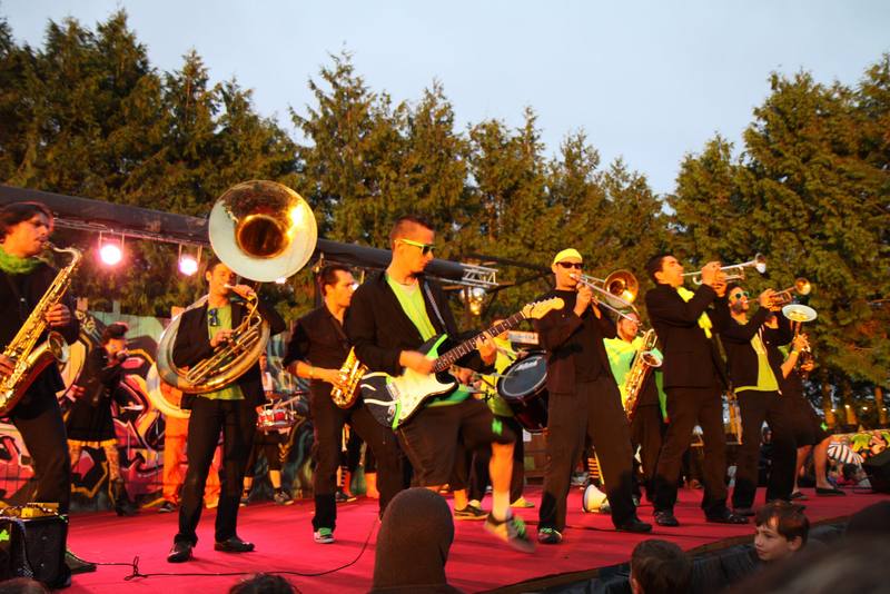 Une fanfare sur scène à la tombée de la nuit - photo AMAC / Les Mouillotins