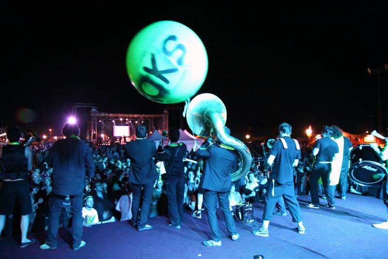 Les Skroks jouent au milieu du public, de nuit - photo AMAC / Les Mouillotins