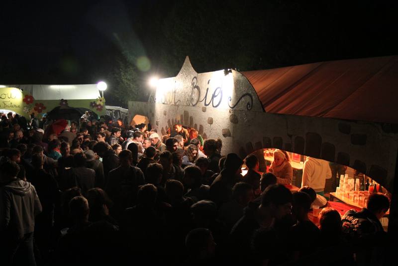 Les festivaliers devant le Bar Bio, en pleine nuit - photo AMAC / Les Mouillotins