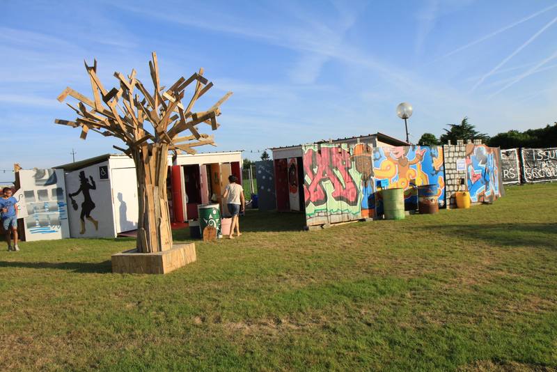 Le site au soleil du soir, avec l'arbre sculpté et les graffitis - photo AMAC / Les Mouillotins
