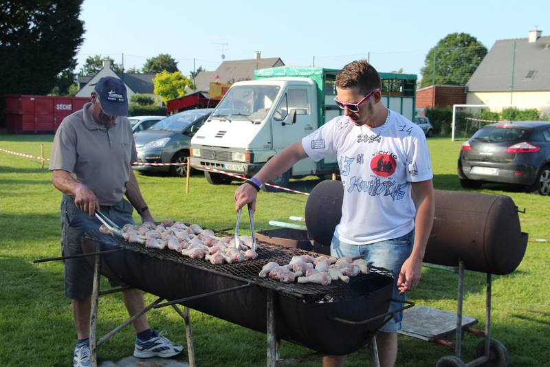 Des bénévoles au barbecue en début de soirée - photo AMAC / Les Mouillotins