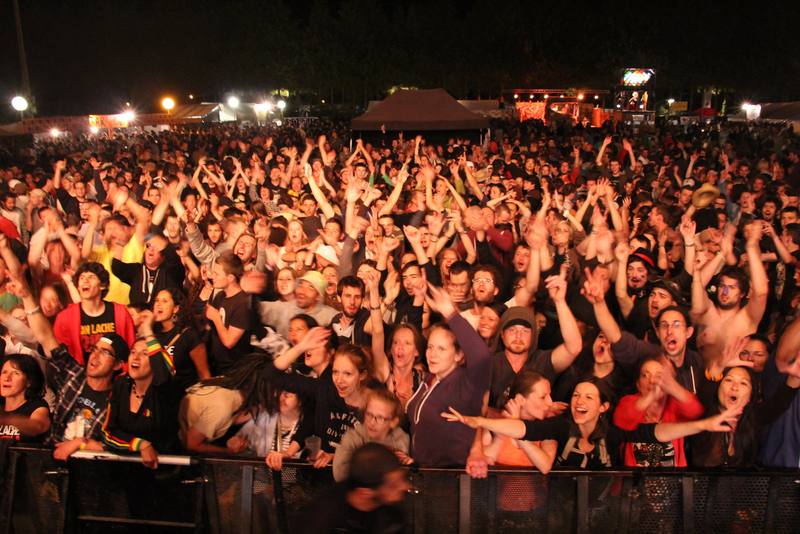La foule compacte devant la scène en pleine nuit - photo AMAC / Les Mouillotins