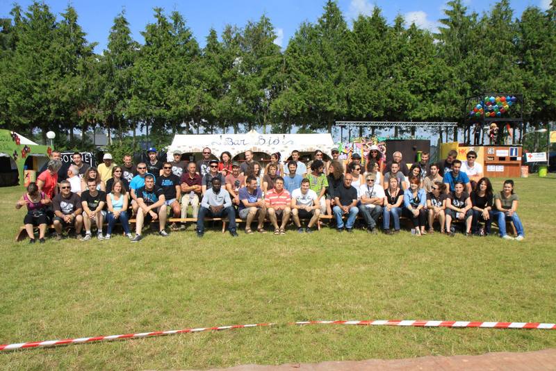 Photo de groupe des bénévoles sur la pelouse - photo AMAC / Les Mouillotins