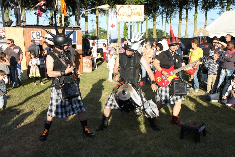 Une fanfare en kilts joue au milieu du public - photo AMAC / Les Mouillotins