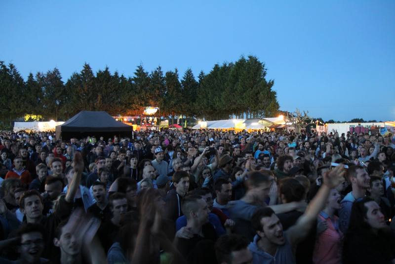Le public devant la grande scène à la tombée de la nuit - photo AMAC / Les Mouillotins