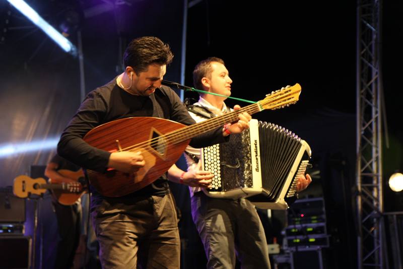Un groupe sur scène le vendredi soir, mandole et accordéon - photo AMAC / Les Mouillotins