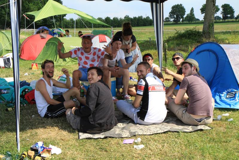 Des festivaliers réunis au camping l'après-midi - photo AMAC / Les Mouillotins
