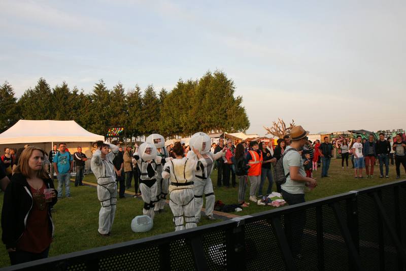 Des festivaliers, certains déguisés, sur le site en soirée - photo AMAC / Les Mouillotins