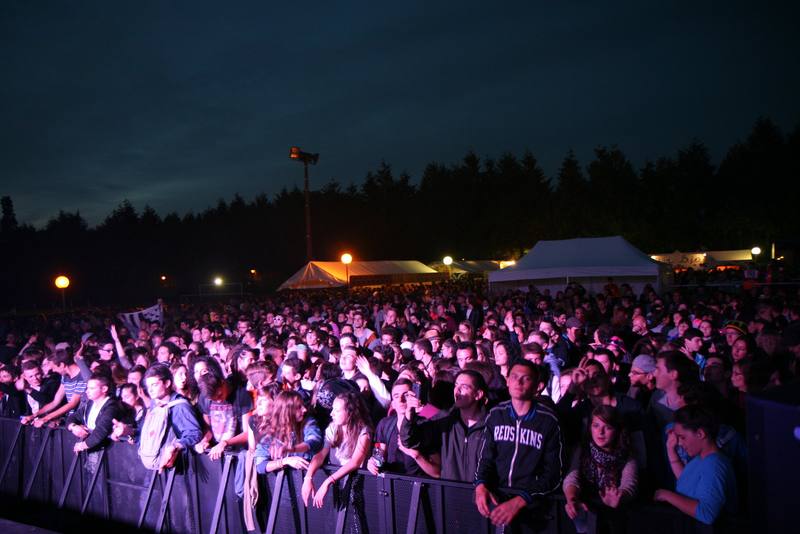 La foule devant la grande scène, de nuit - photo AMAC / Les Mouillotins