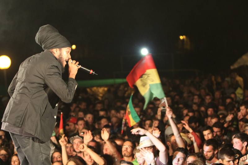 Yaniss Odua face au public - photo AMAC / Les Mouillotins
