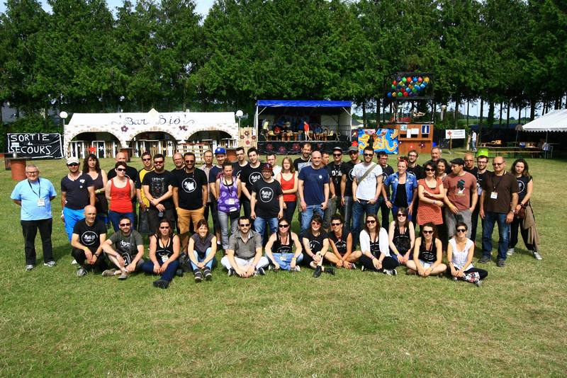 Photo de groupe des bénévoles sur la pelouse - photo AMAC / Les Mouillotins