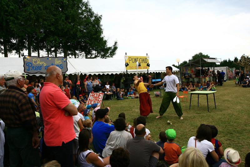 Cirqu'On Flex en spectacle devant le public assis dans l'herbe - photo AMAC / Les Mouillotins