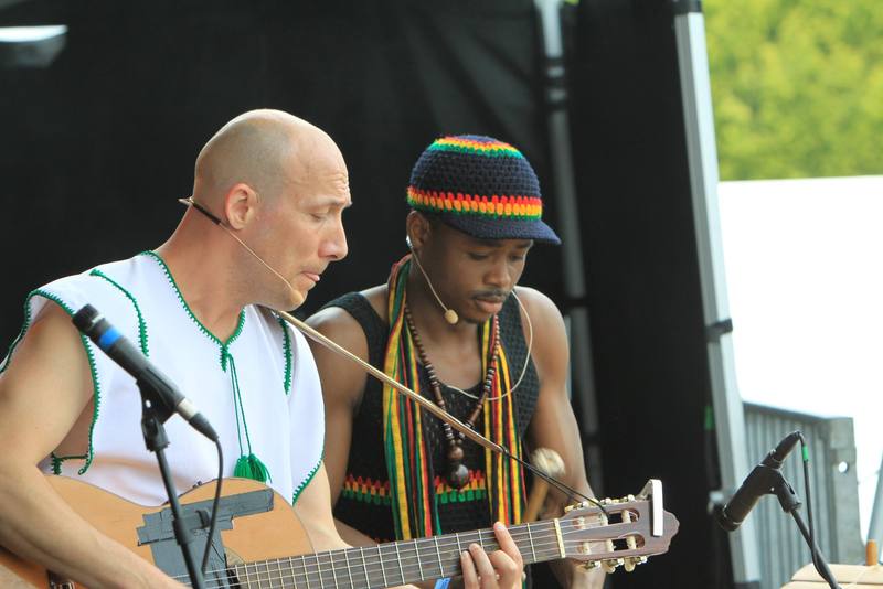 Toma Sidibé & Siaka Diarra en concert en fin d'après-midi - photo AMAC / Les Mouillotins