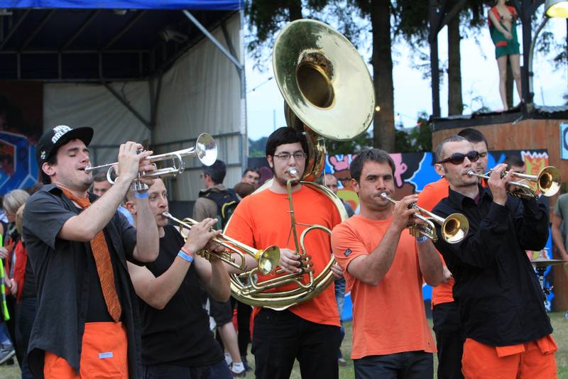 La Fanfare du Coin joue au milieu du public - photo AMAC / Les Mouillotins