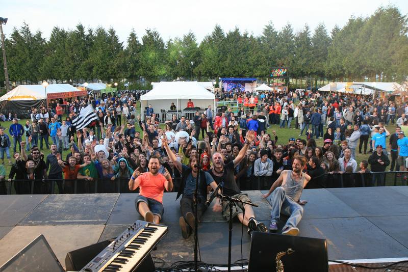 The Onironauts posent sur scène devant le public - photo AMAC / Les Mouillotins