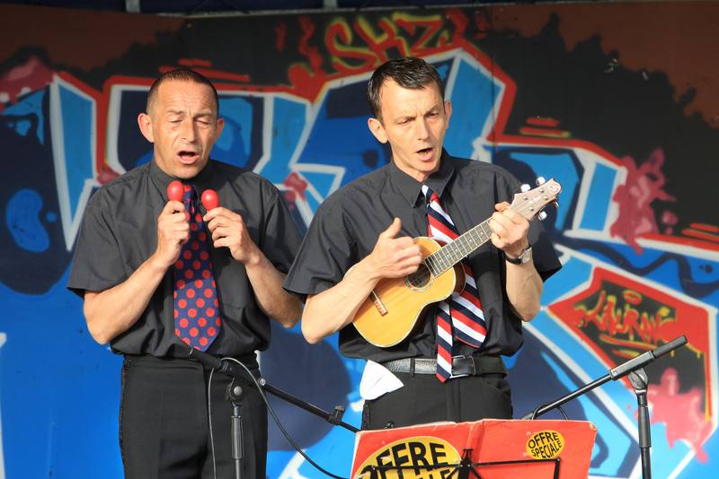 La Cie Joe Sature en spectacle devant un décor graffé - photo AMAC / Les Mouillotins