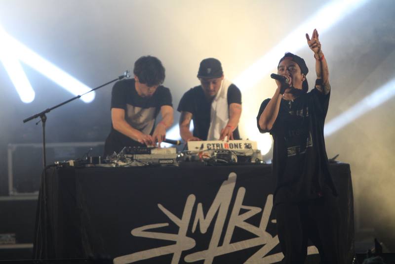 Symbiz aux platines et au micro - photo AMAC / Les Mouillotins