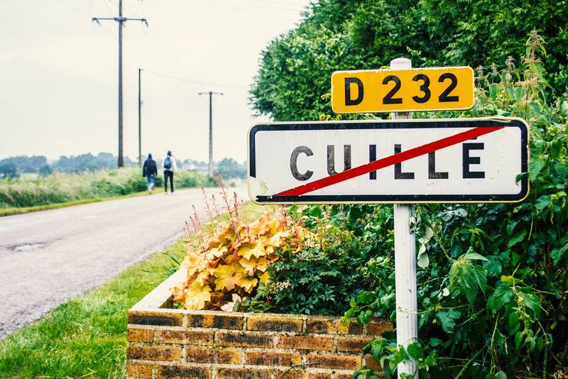Le panneau de Cuillé au bord de la route menant au festival - photo Simon Hermine