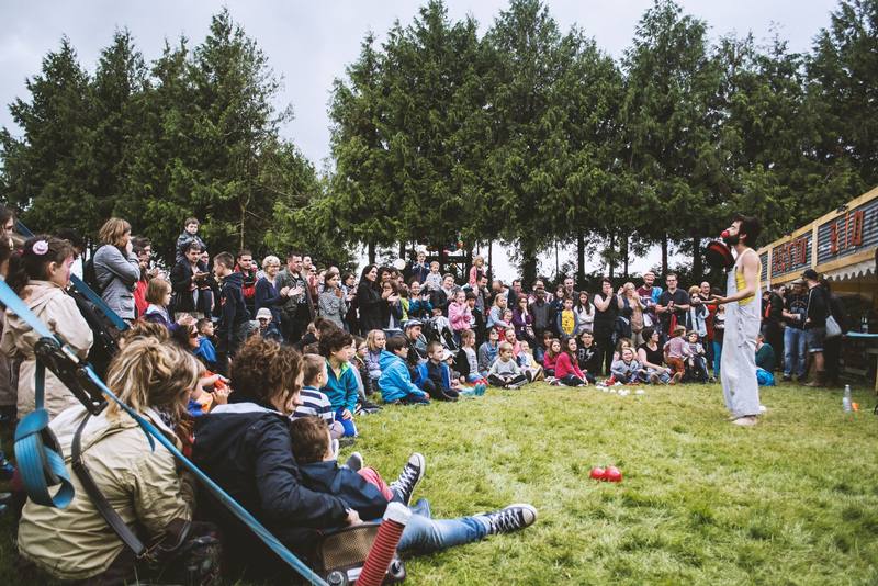 Le public assis en cercle autour d'un spectacle de rue - photo Simon Hermine