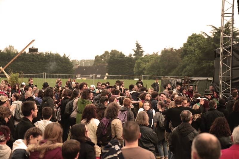 Le public massé devant la scène en soirée - photo Bastien Bonhoure