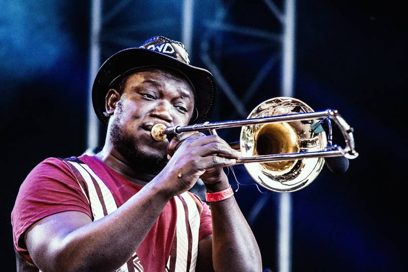 Le tromboniste d'Eyo'nlé Brass Band sur scène - photo Simon Hermine