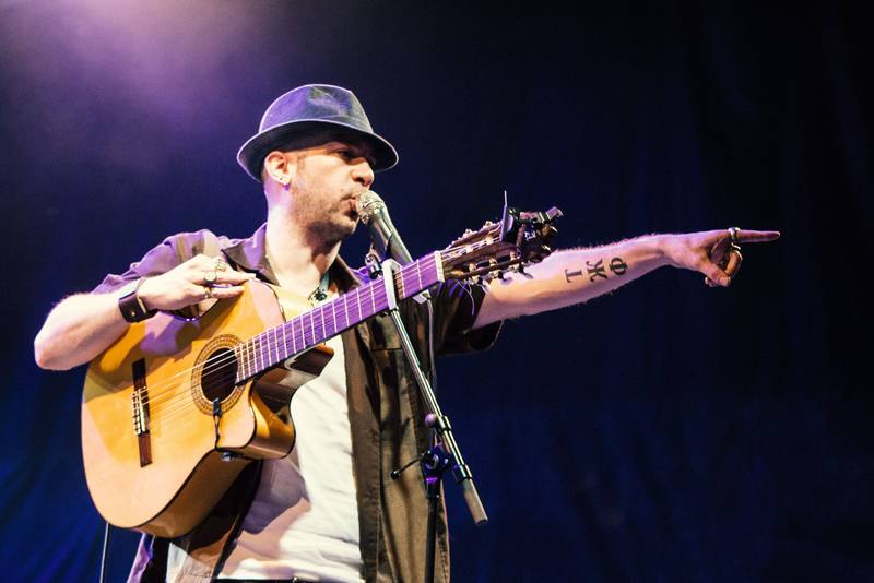 Un guitariste chanteur harangue le public - photo Simon Hermine